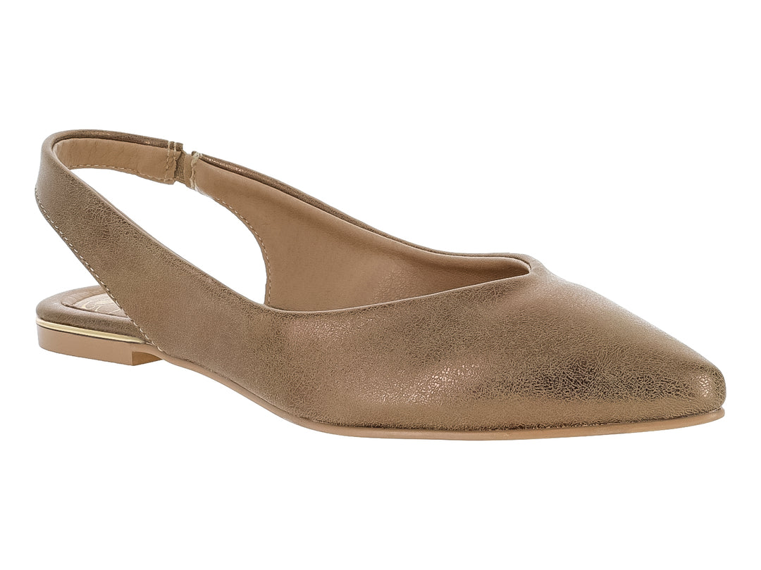 Zapato plano tipo mule para mujer en color oro inglés con acabado brillante y punta redondeada.