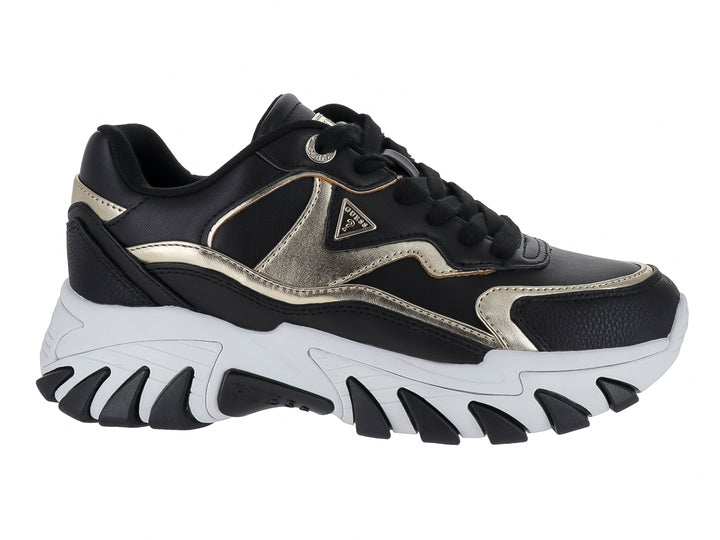 Tenis Guess modelo Nowah en color negro con detalles dorados y suela blanca ancha tipo plataforma.