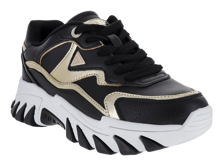 Tenis Guess modelo Nowah en color negro con detalles dorados y suela blanca ancha tipo plataforma.