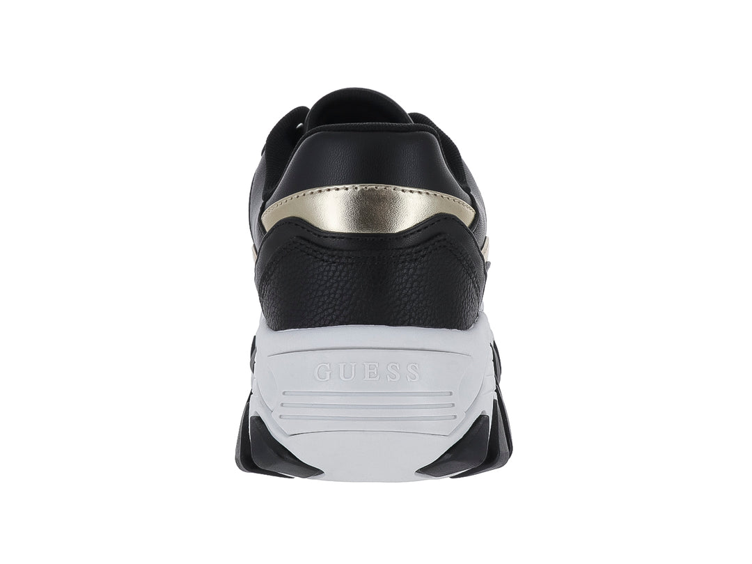 Tenis Guess modelo Nowah en color negro con detalles dorados y suela blanca ancha tipo plataforma.