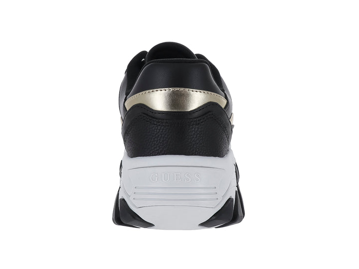 Tenis Guess modelo Nowah en color negro con detalles dorados y suela blanca ancha tipo plataforma.