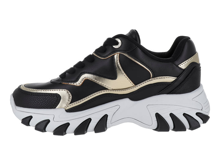 Tenis Guess modelo Nowah en color negro con detalles dorados y suela blanca ancha tipo plataforma.