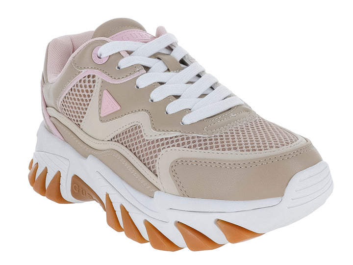 Tenis deportivos Guess color beige y blanco con detalles rosa y suela dentada café.