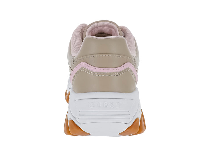 Tenis deportivos Guess color beige y blanco con detalles rosa y suela dentada café.