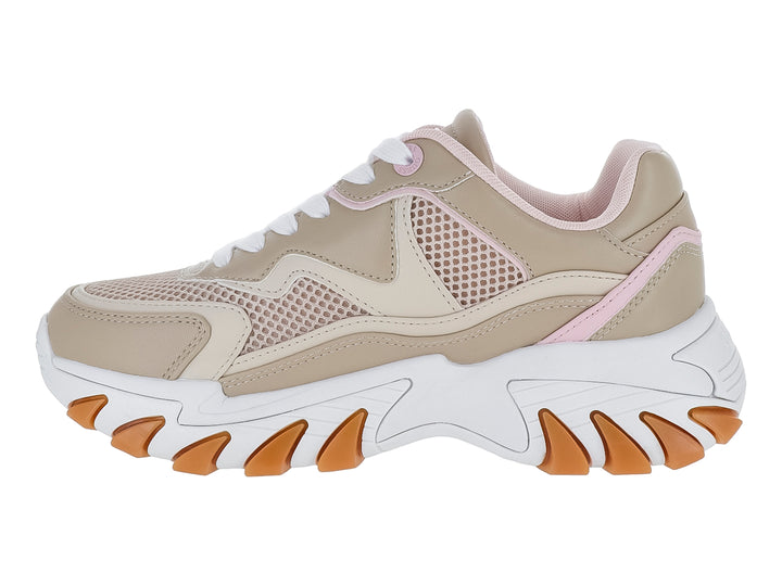 Tenis deportivos Guess color beige y blanco con detalles rosa y suela dentada café.