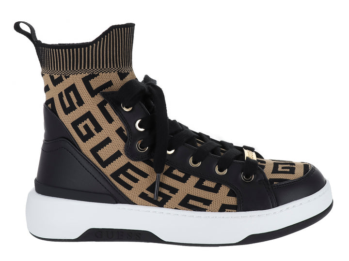 Tenis botín Guess en colores negro y café con estampado de marca y suela blanca.