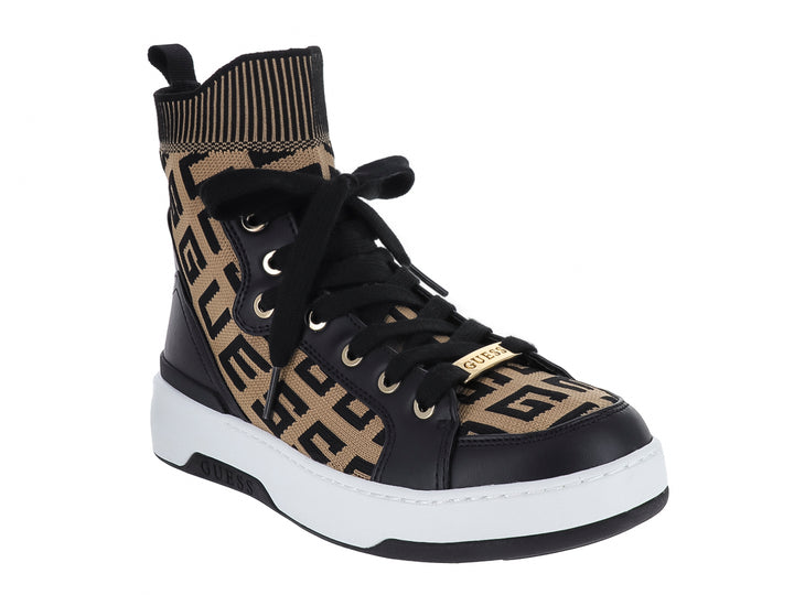 Tenis botín Guess en colores negro y café con estampado de marca y suela blanca.