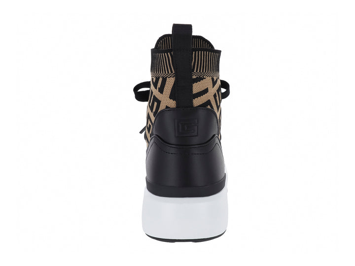 Tenis botín Guess en colores negro y café con estampado de marca y suela blanca.