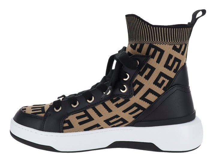 Tenis botín Guess en colores negro y café con estampado de marca y suela blanca.
