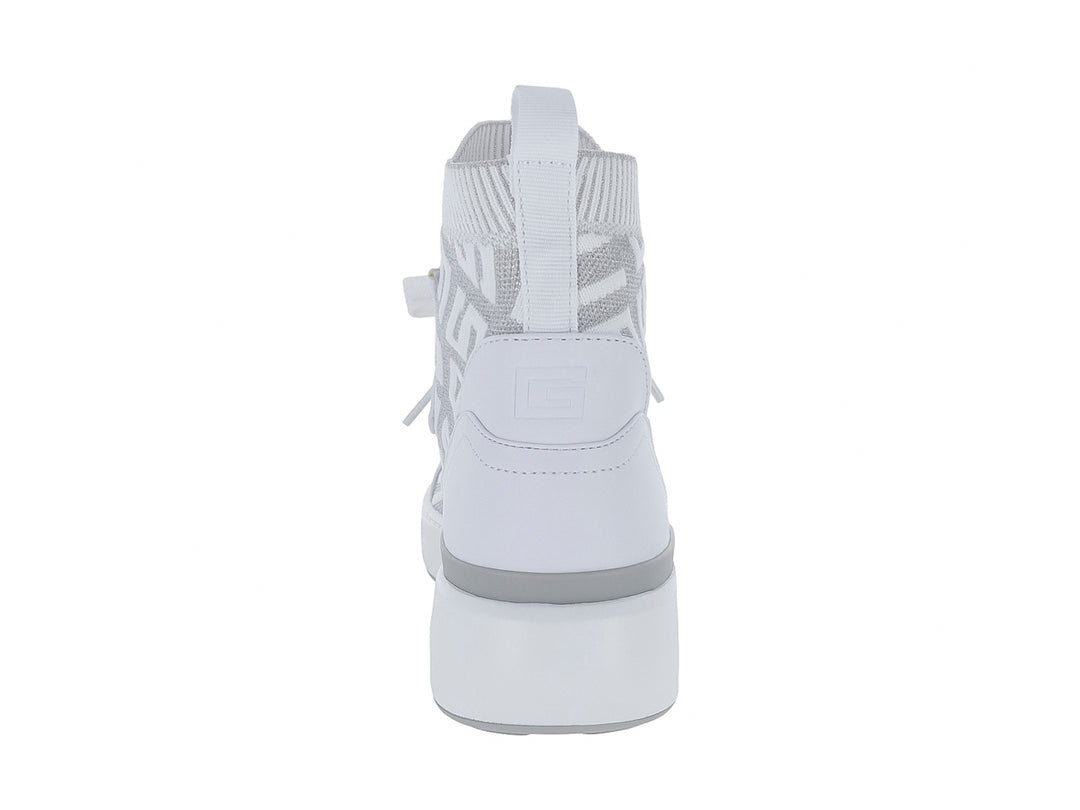 Tenis tipo bota Guess en color blanco y gris con diseño de calcetín y estampado de marca.