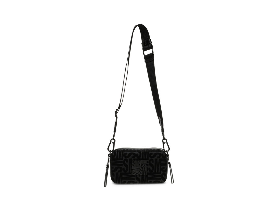 Bolsa de hombro pequeña Steve Madden en color negro con diseño de monograma en relieve y correa ajustable.