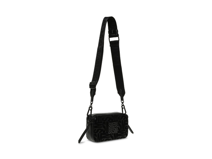 Bolsa de hombro pequeña Steve Madden en color negro con diseño de monograma en relieve y correa ajustable.