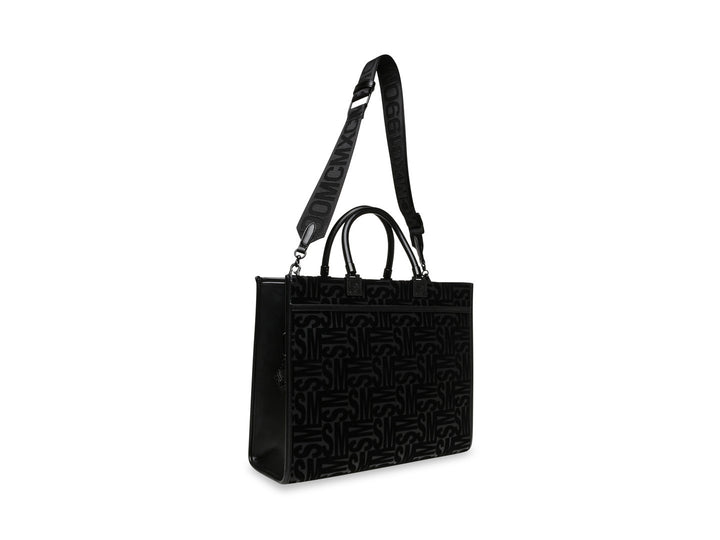 Bolso de hombro Steve Madden color negro con patrón geométrico en relieve, asas cortas y correa larga ajustable.