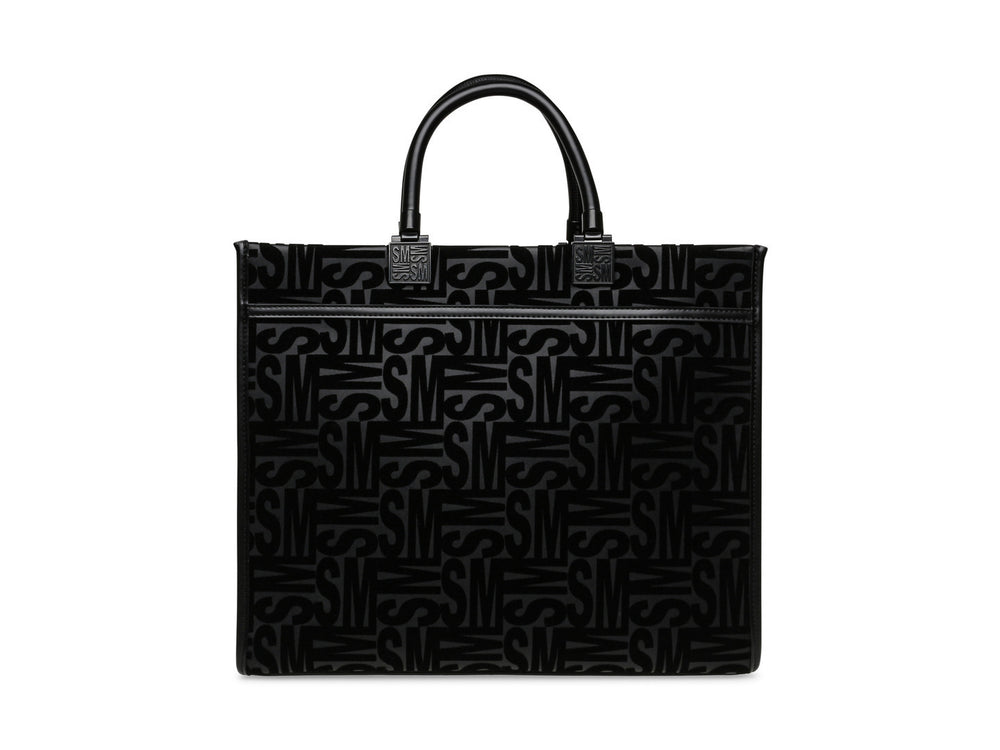 Bolso de hombro Steve Madden color negro con patrón geométrico en relieve, asas cortas y correa larga ajustable.