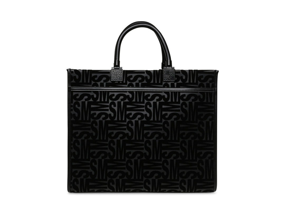 Bolso de hombro Steve Madden color negro con patrón geométrico en relieve, asas cortas y correa larga ajustable.