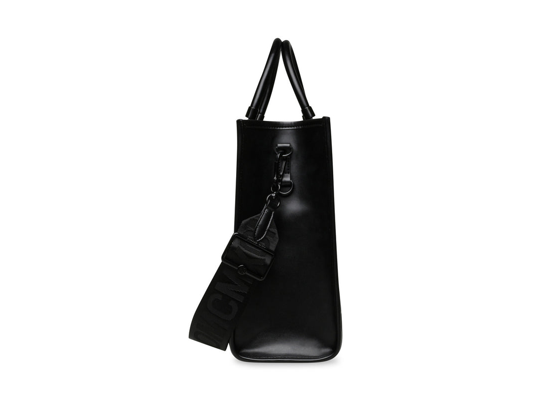 Bolso de hombro Steve Madden color negro con patrón geométrico en relieve, asas cortas y correa larga ajustable.