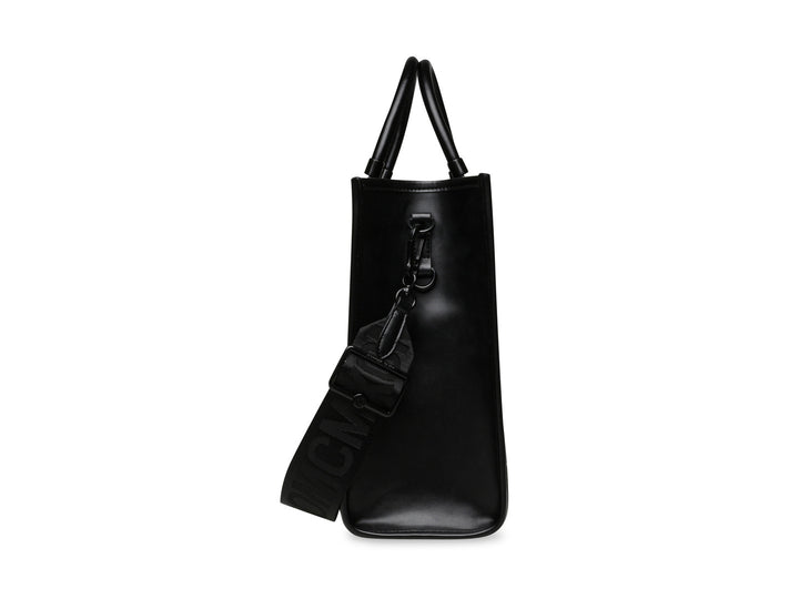 Bolso de hombro Steve Madden color negro con patrón geométrico en relieve, asas cortas y correa larga ajustable.