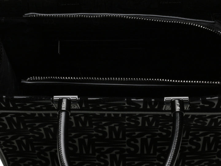 Bolso de hombro Steve Madden color negro con patrón geométrico en relieve, asas cortas y correa larga ajustable.