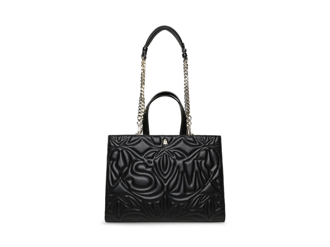 Bolso de hombro negro con diseño en relieve y detalles de cadena dorada.