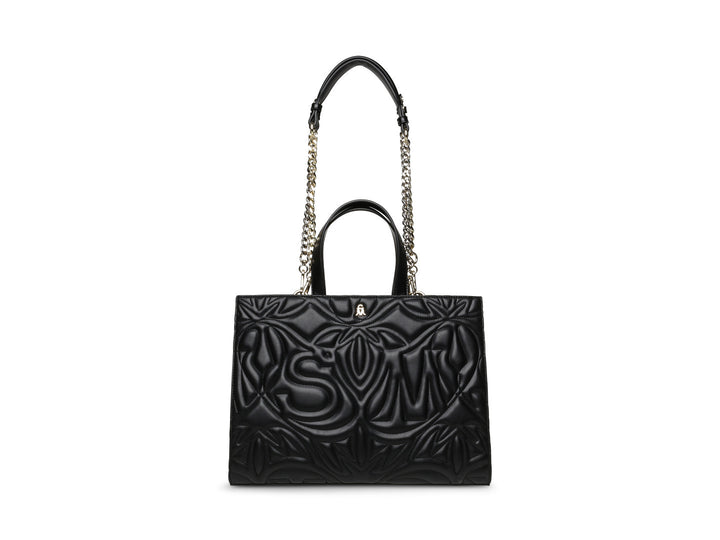 Bolso de hombro negro con diseño en relieve y detalles de cadena dorada.
