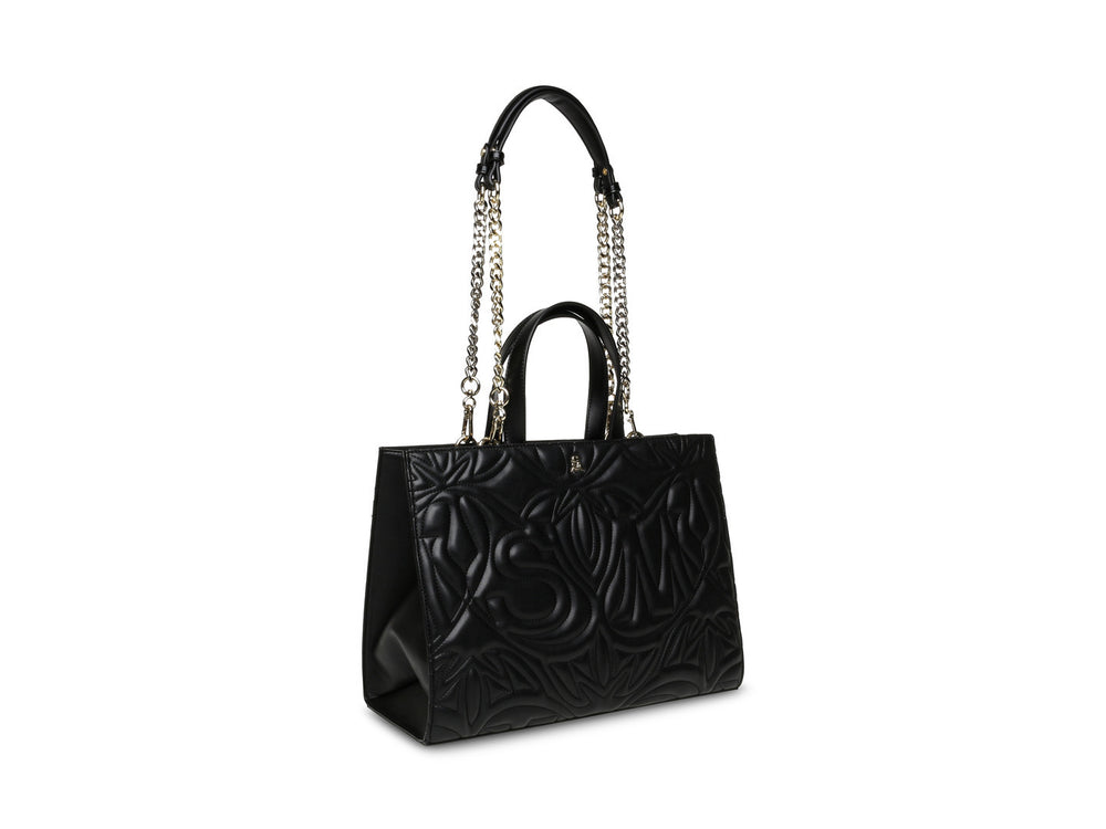 Bolso de hombro negro con diseño en relieve y detalles de cadena dorada.