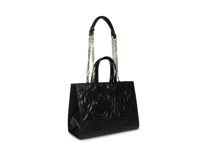 Bolso de hombro negro con diseño en relieve y detalles de cadena dorada.