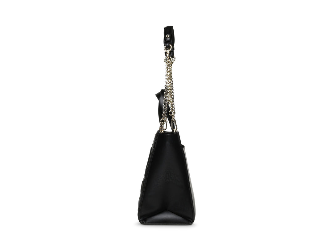 Bolso de hombro negro con diseño en relieve y detalles de cadena dorada.