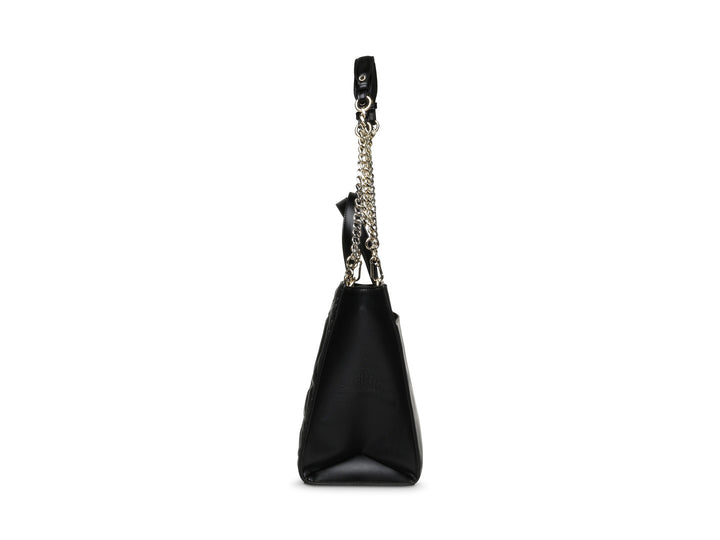 Bolso de hombro negro con diseño en relieve y detalles de cadena dorada.
