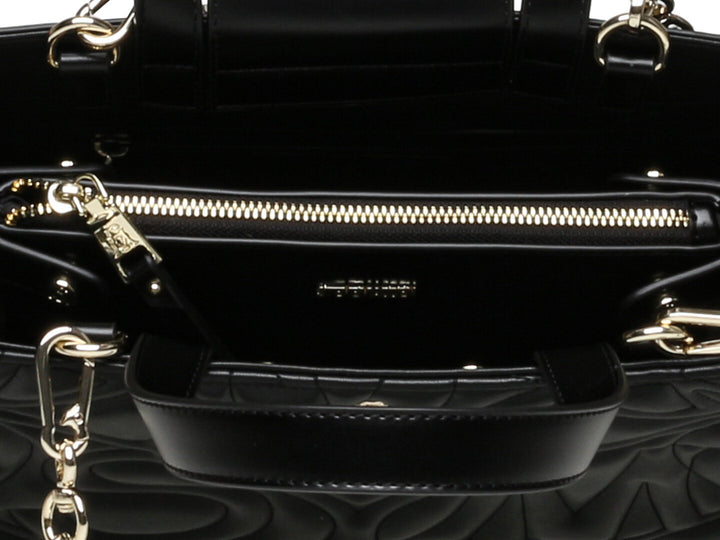 Bolso de hombro negro con diseño en relieve y detalles de cadena dorada.