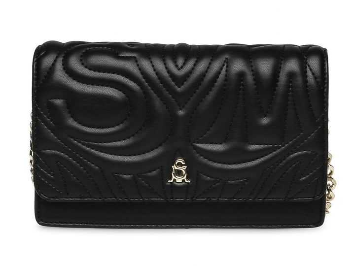 Bolso negro de Steve Madden con diseño acolchado en relieve, cierre de solapa y detalles en dorado.
