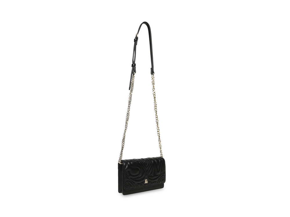 Bolso negro de Steve Madden con diseño acolchado en relieve, cierre de solapa y detalles en dorado.