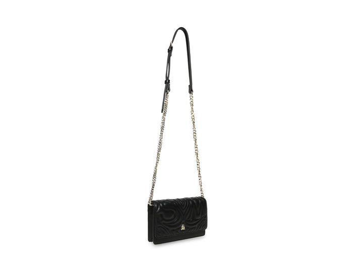 Bolso negro de Steve Madden con diseño acolchado en relieve, cierre de solapa y detalles en dorado.