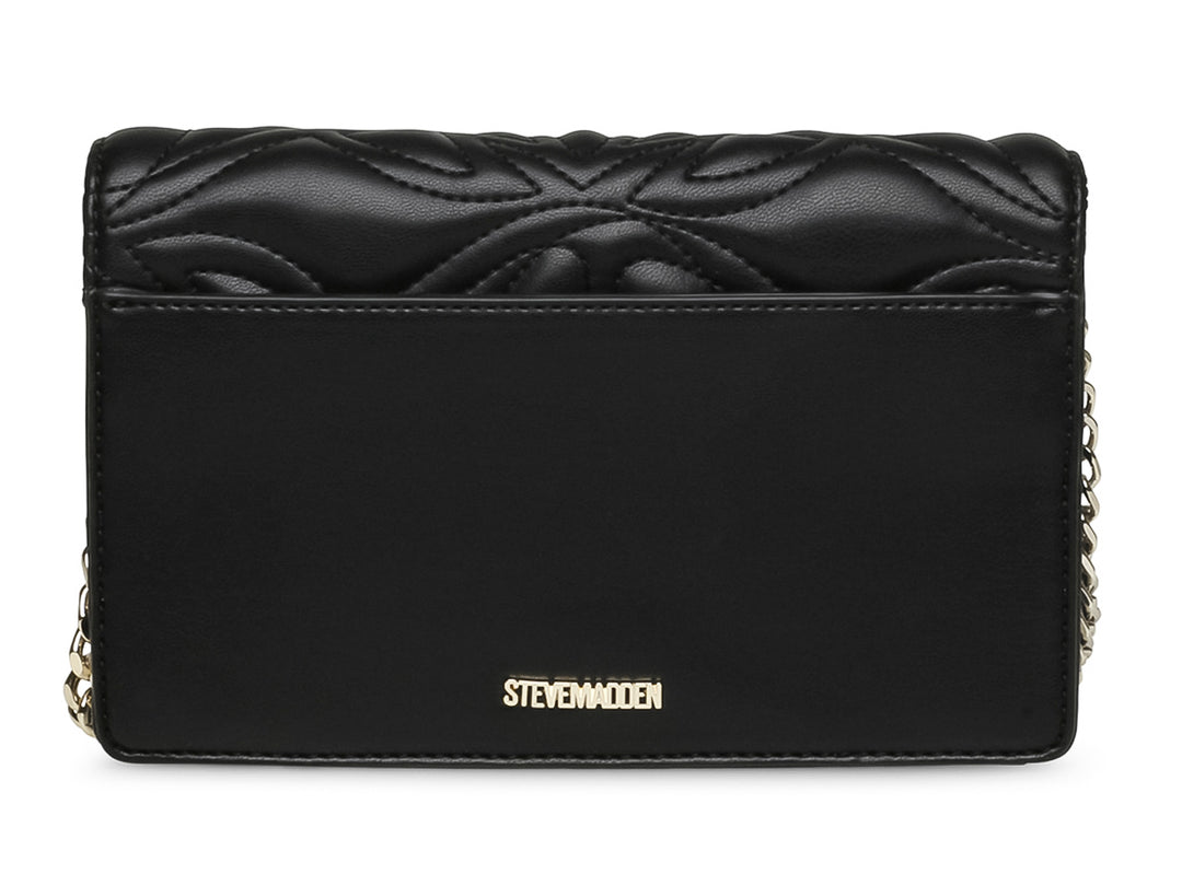 Bolso negro de Steve Madden con diseño acolchado en relieve, cierre de solapa y detalles en dorado.