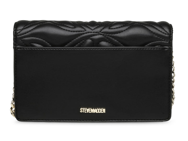 Bolso negro de Steve Madden con diseño acolchado en relieve, cierre de solapa y detalles en dorado.