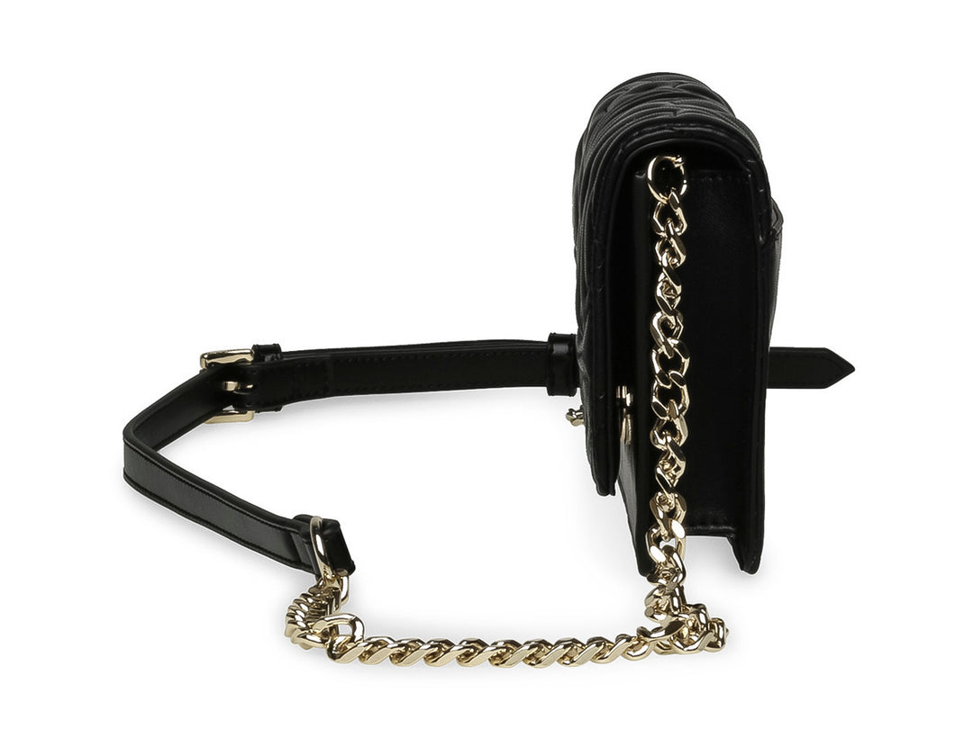 Bolso negro de Steve Madden con diseño acolchado en relieve, cierre de solapa y detalles en dorado.