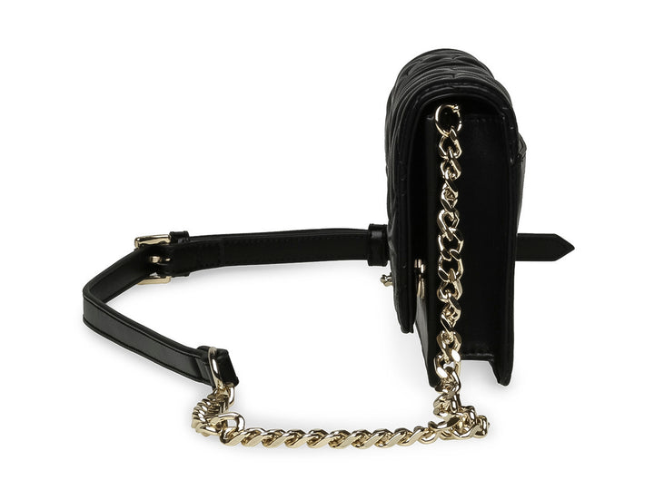 Bolso negro de Steve Madden con diseño acolchado en relieve, cierre de solapa y detalles en dorado.