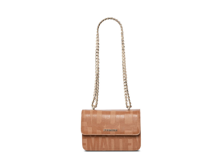 Bolso de hombro Steve Madden color camel con cadena dorada y logotipo estampado en la solapa.