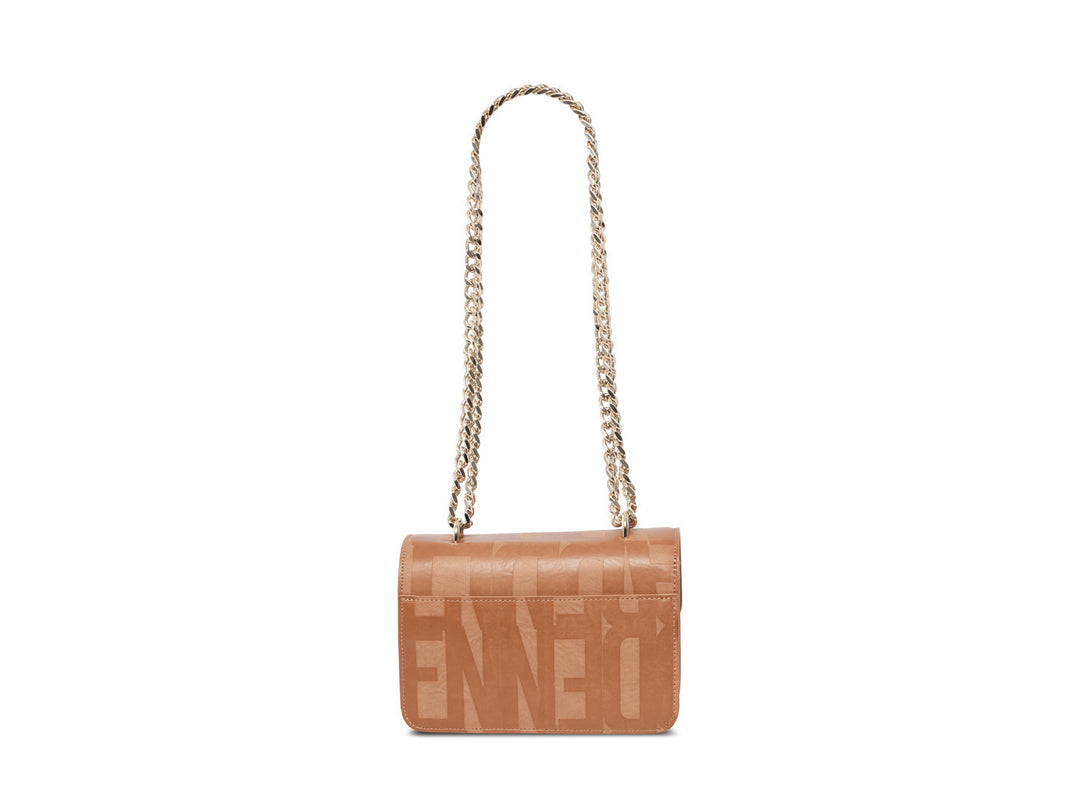 Bolso de hombro Steve Madden color camel con cadena dorada y logotipo estampado en la solapa.