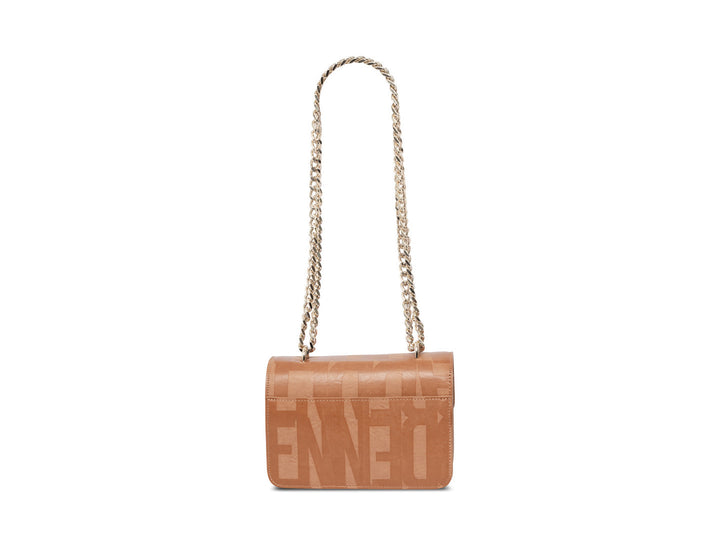 Bolso de hombro Steve Madden color camel con cadena dorada y logotipo estampado en la solapa.