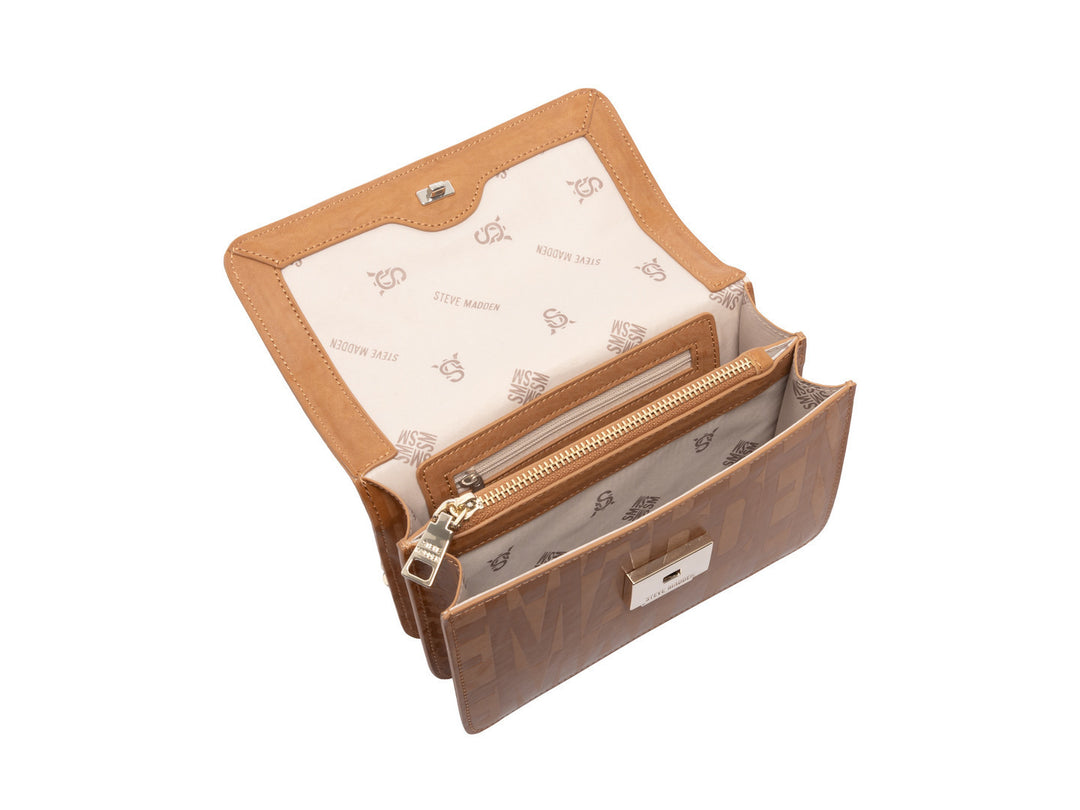 Bolso de hombro Steve Madden color camel con cadena dorada y logotipo estampado en la solapa.