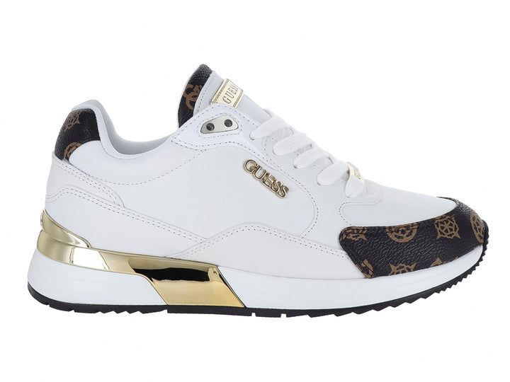Tenis Guess color blanco con detalles en dorado y marrón con estampado de marca en la punta y talón.