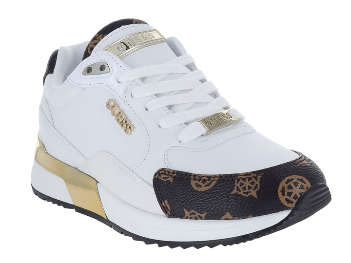 Tenis Guess color blanco con detalles en dorado y marrón con estampado de marca en la punta y talón.