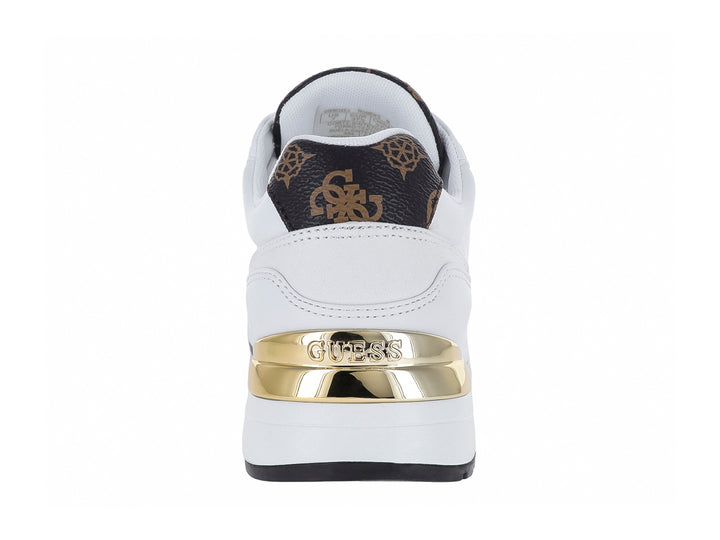 Tenis Guess color blanco con detalles en dorado y marrón con estampado de marca en la punta y talón.