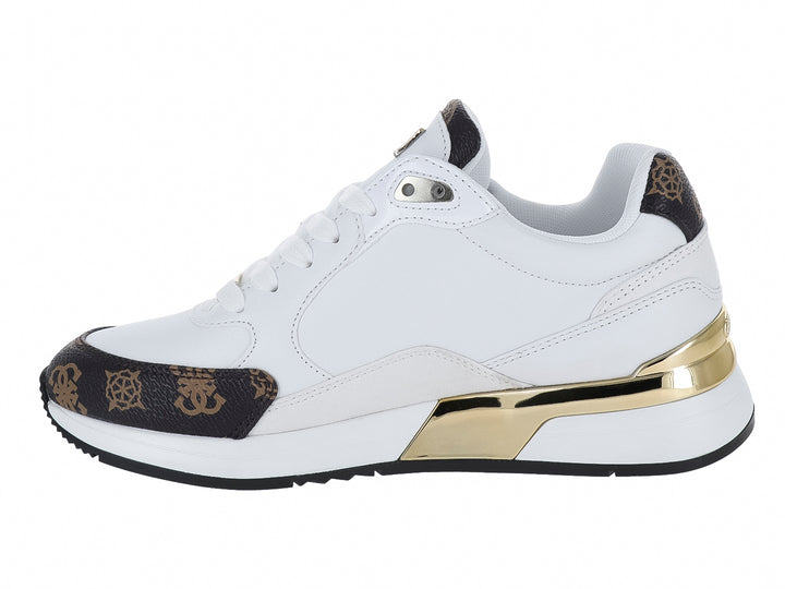 Tenis Guess color blanco con detalles en dorado y marrón con estampado de marca en la punta y talón.