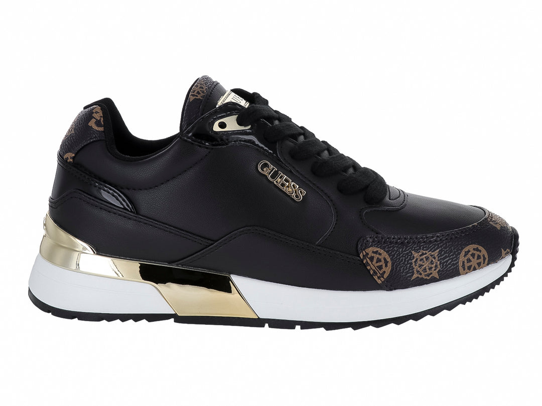 Tenis negros Guess con detalles dorados, suela blanca y estampado decorativo en la punta y talón.