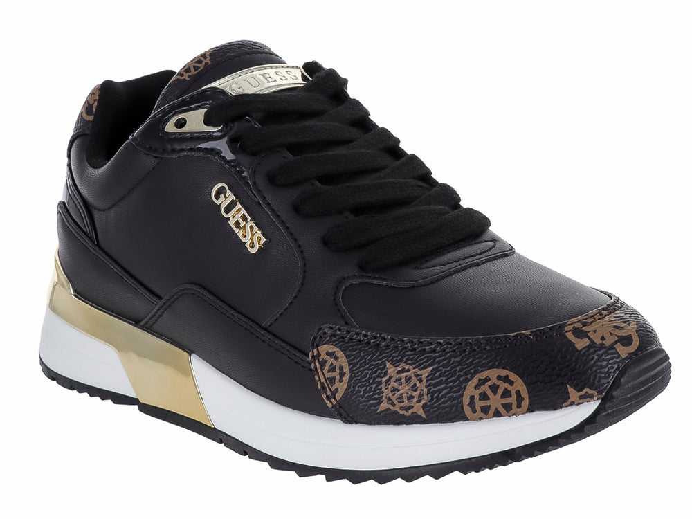 Tenis negros Guess con detalles dorados, suela blanca y estampado decorativo en la punta y talón.