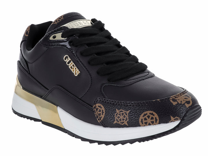 Tenis negros Guess con detalles dorados, suela blanca y estampado decorativo en la punta y talón.
