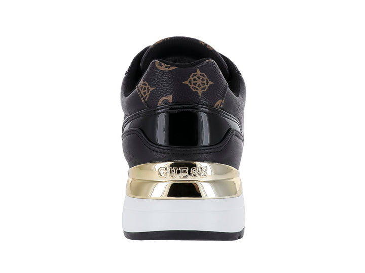 Tenis negros Guess con detalles dorados, suela blanca y estampado decorativo en la punta y talón.