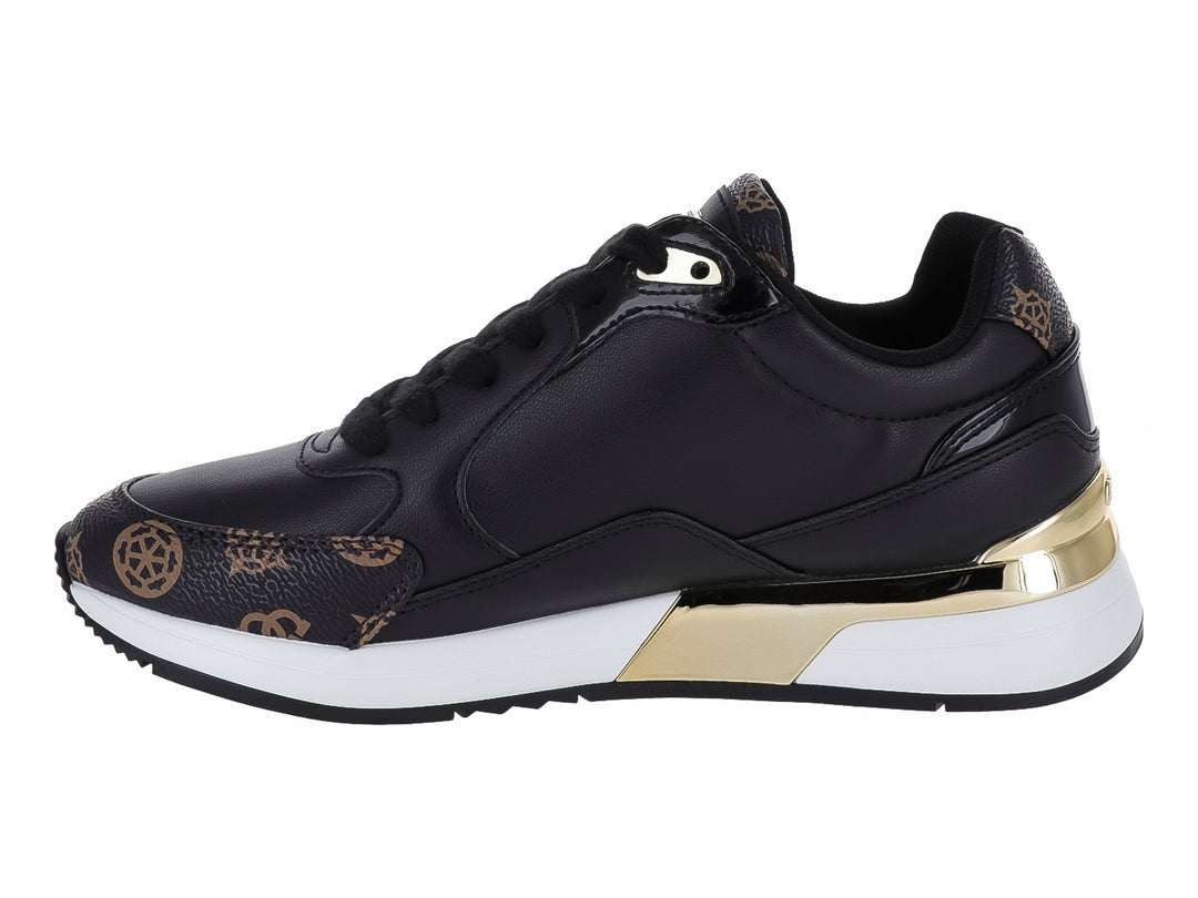 Tenis negros Guess con detalles dorados, suela blanca y estampado decorativo en la punta y talón.