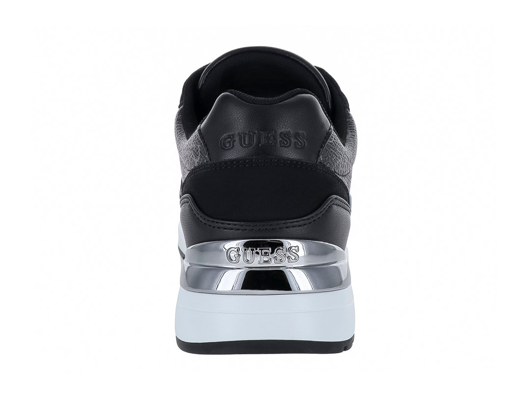 Tenis Guess color negro con detalles en plata y suela blanca para mujer.